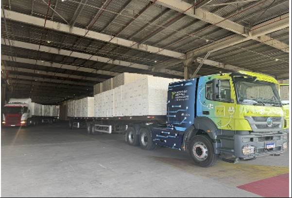 Suzano inicia operação do primeiro caminhão elétrico de alta capacidade em Aracruz (ES)