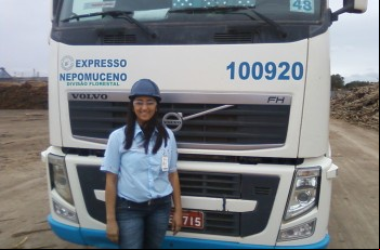 Mulher ao volante no transporte de madeira